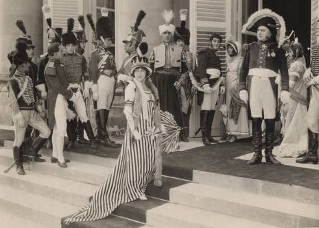 Gloria Swanson als Madame Sans-Gêne betritt das Schloss Compiègne. Ernest Maupain als General Jourdan sieht sie an. Links steht Raoul Paoli als Roustan des Kaisers Mameluke