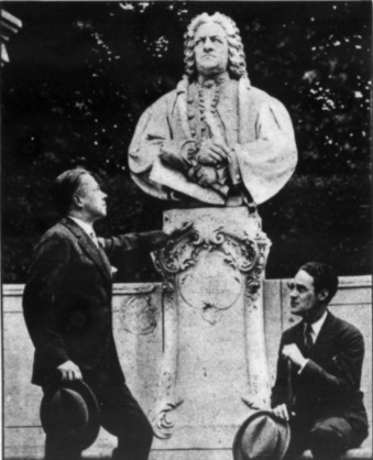 Reinald Werrenrath und Herbert Carrick vor der Bach Statue in Berlin