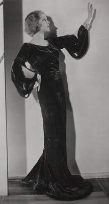 Betty Stockfeld in einem von René Hubert entworfenen Kleid aus dem FilmUne nuit à l'hôtel. Foto: Paramount, Nachlass René Hubert