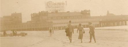 René Hubert¸ Gloria Swanson und Henry de La Falaise bei einem Spaziergang am Stand von Santa Monica¸ Los Angeles
