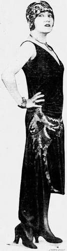 Gloria Swanson in einem Abendkleid aus schwarzem Samt mit russischen Stickereien