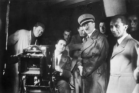 Günter Stapenhorst (am linken Bildrand) beim Besuch von Adolf Hitler und Joseph Goebbels in Babelsberg am 4. Januar 1935. Foto: Bundesarchiv - Bild 183-1990-1002-500