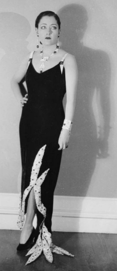 Hubert-Splits an einem Abendkleid für Gloria Swanson in Sunya