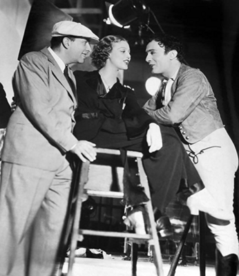 Charles Boyer und Loretta Young, rechts Erik Charell bei den Dreharbeiten zu "Caravan" 1934. Foto: Fox Film Corporation