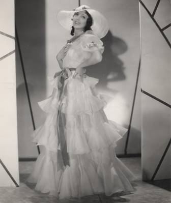 Suzy Vernon in einem Kleid für den Film Miche. Von René Hubert rückseitig beschrieben "à la Winterhalter". Foto: Paramount, Nachlass René Hubert